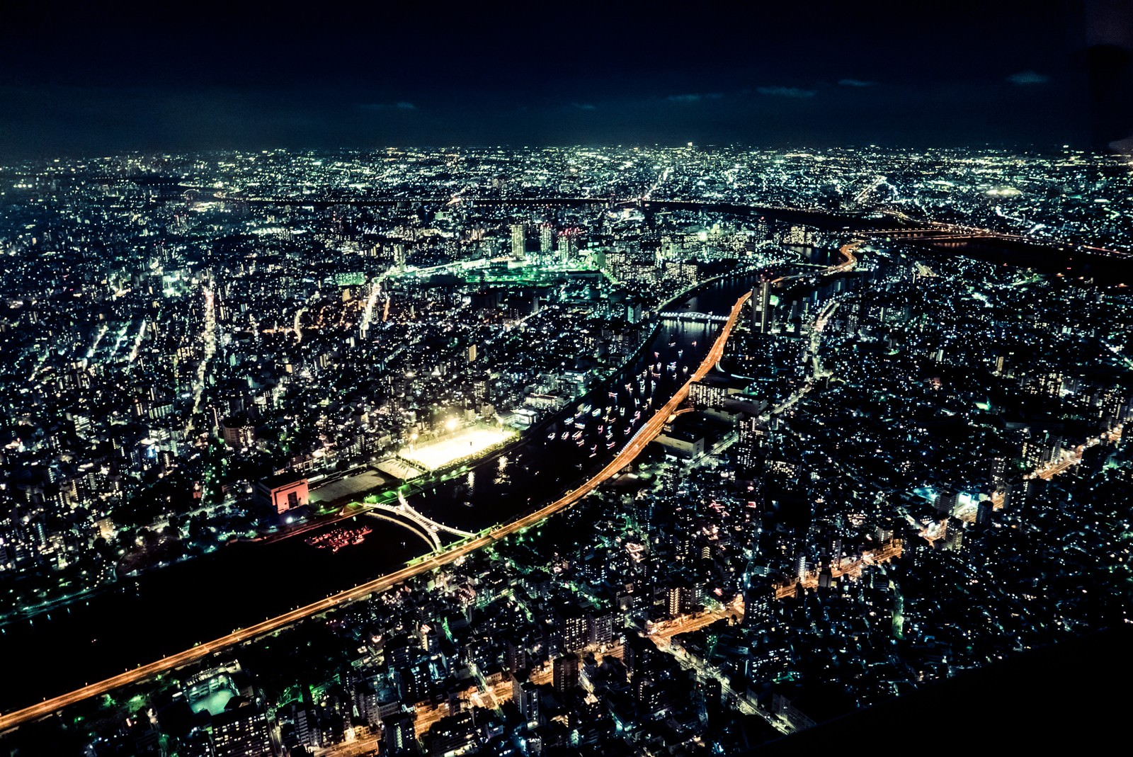 上空から見た東京の夜景と高速道路