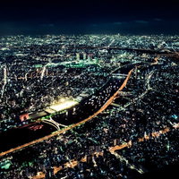 東京の眠らない夜景、河川と高速道路が光の軌跡を描くの写真