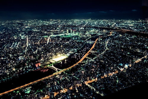 東京の眠らない夜景、河川と高速道路が光の軌跡を描く