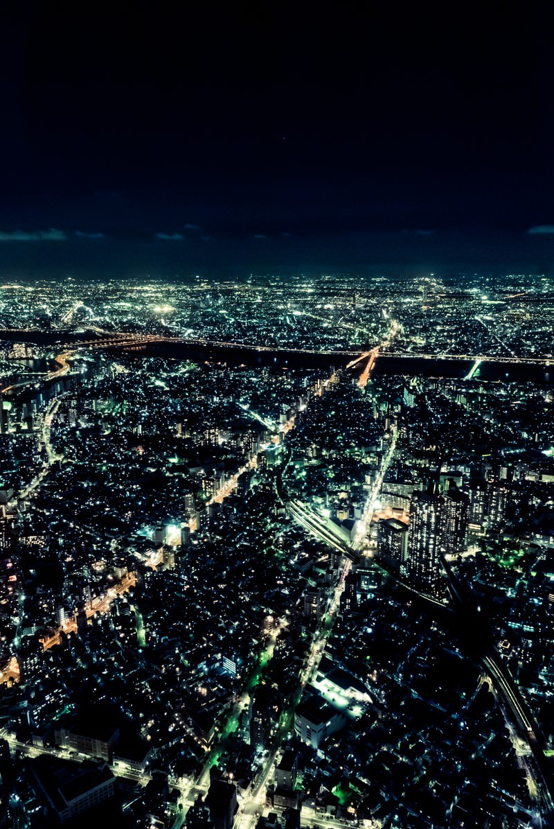 昭和の路地裏と電線・配管の夜景