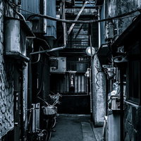 昭和感のある路地裏の街並み。懐かしい日本の古い建物が立ち並ぶ狭い通路の写真
