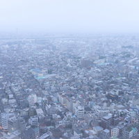 霧に包まれた住宅街の街並み、マンションとビルが密集する都市風景の写真