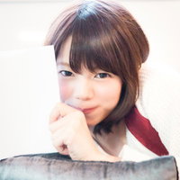 読んでて恥ずかしくなる展開、本を持つ女性の写真