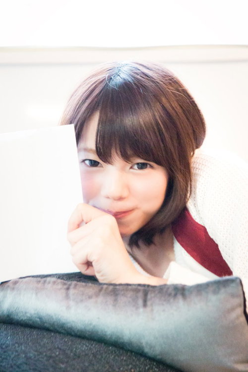 読んでて恥ずかしくなる展開、本を持つ女性