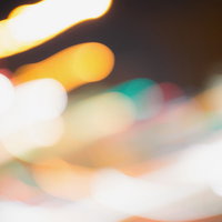 光の軌跡が流れるボケのブレ|夜景イルミネーション背景の写真