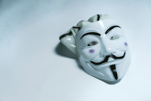 アノニマスの白い仮面を被った匿名な人物の顔