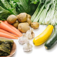 大刀洗の採れたて野菜、にんにく、じゃがいも、人参、ズッキーニの詰め合わせの写真