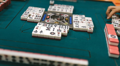 麻雀の対局で4人打ちの配牌を前に進める様子