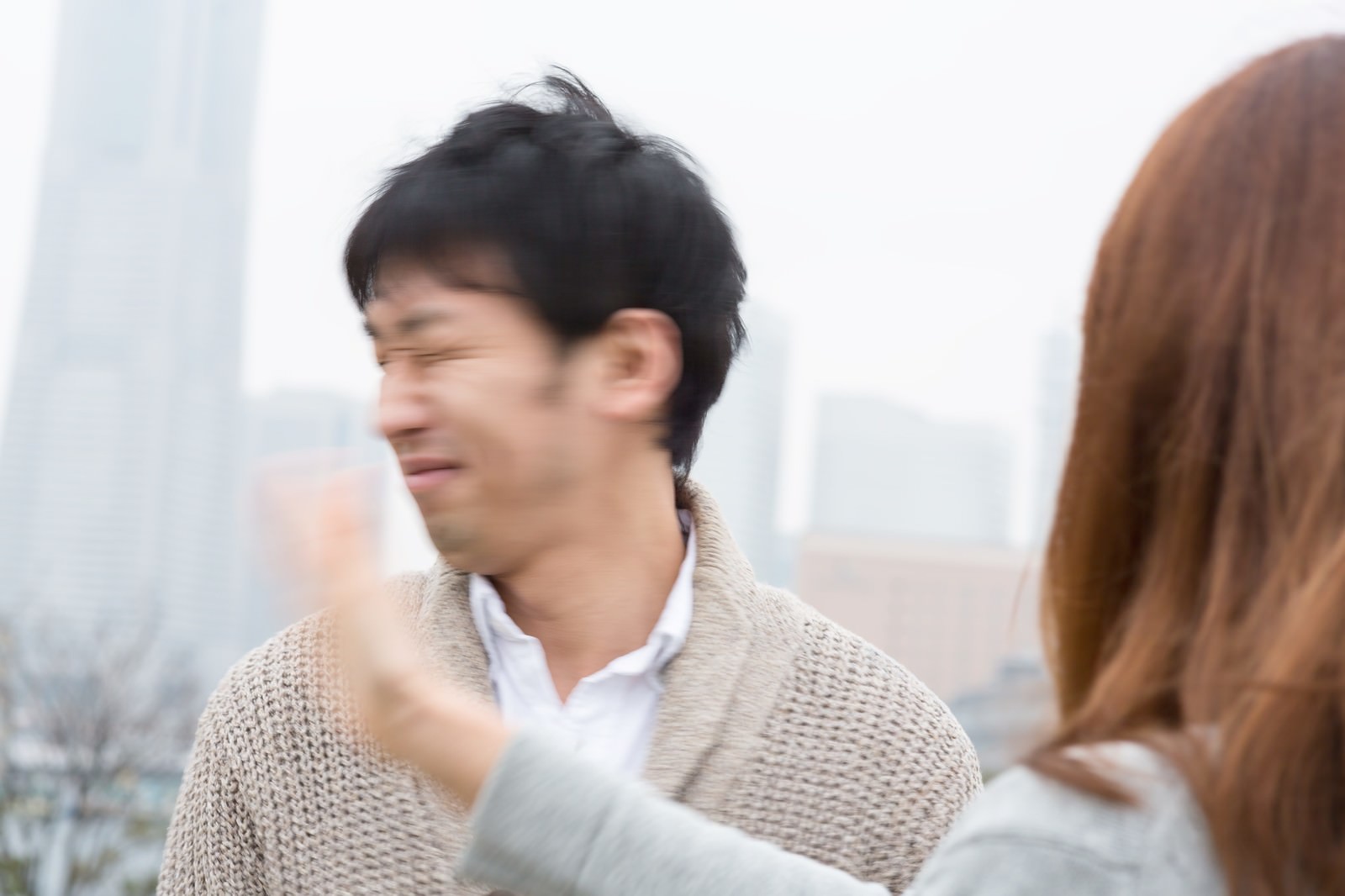 喧嘩をして女性に平手打ちされる男性［モデル：大川竜弥］