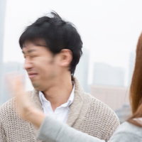 「この浮かれポンチ！」と平手打ちされる男性の写真