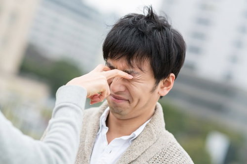 恋人との喧嘩で目を潰される男性