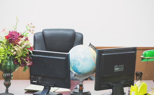 偉そうな椅子と机のオフィスデスク、上司や幹部の執務室