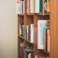 乱雑に置かれた図書館の本棚と積み重ねられた書籍の写真