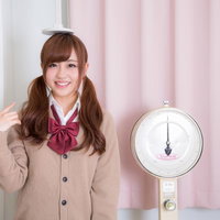 身長伸びたかな、体重計の前で笑顔の女子高生の写真