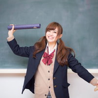 卒業を喜ぶ女子高生の教室での記念撮影風景の写真