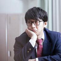 自己紹介中の転校生、メガネのブレザー姿でどう見てもDQNの写真