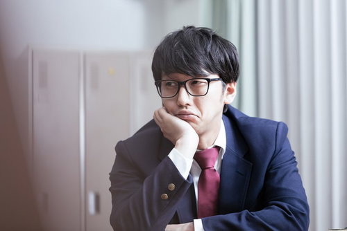 自己紹介中の転校生、メガネのブレザー姿でどう見てもDQN