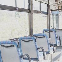 バスの座席と大きな窓、車内風景の写真