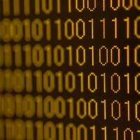 黄色く光る二進数のデジタルコードの写真
