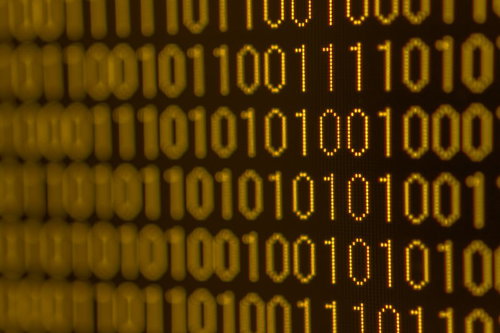 黄色く光る二進数のデジタルコード