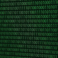 画面を埋め尽くす緑の2進数の写真