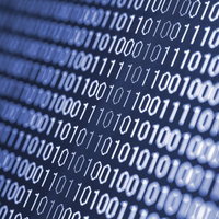 モニターに表示された二進数の羅列の写真