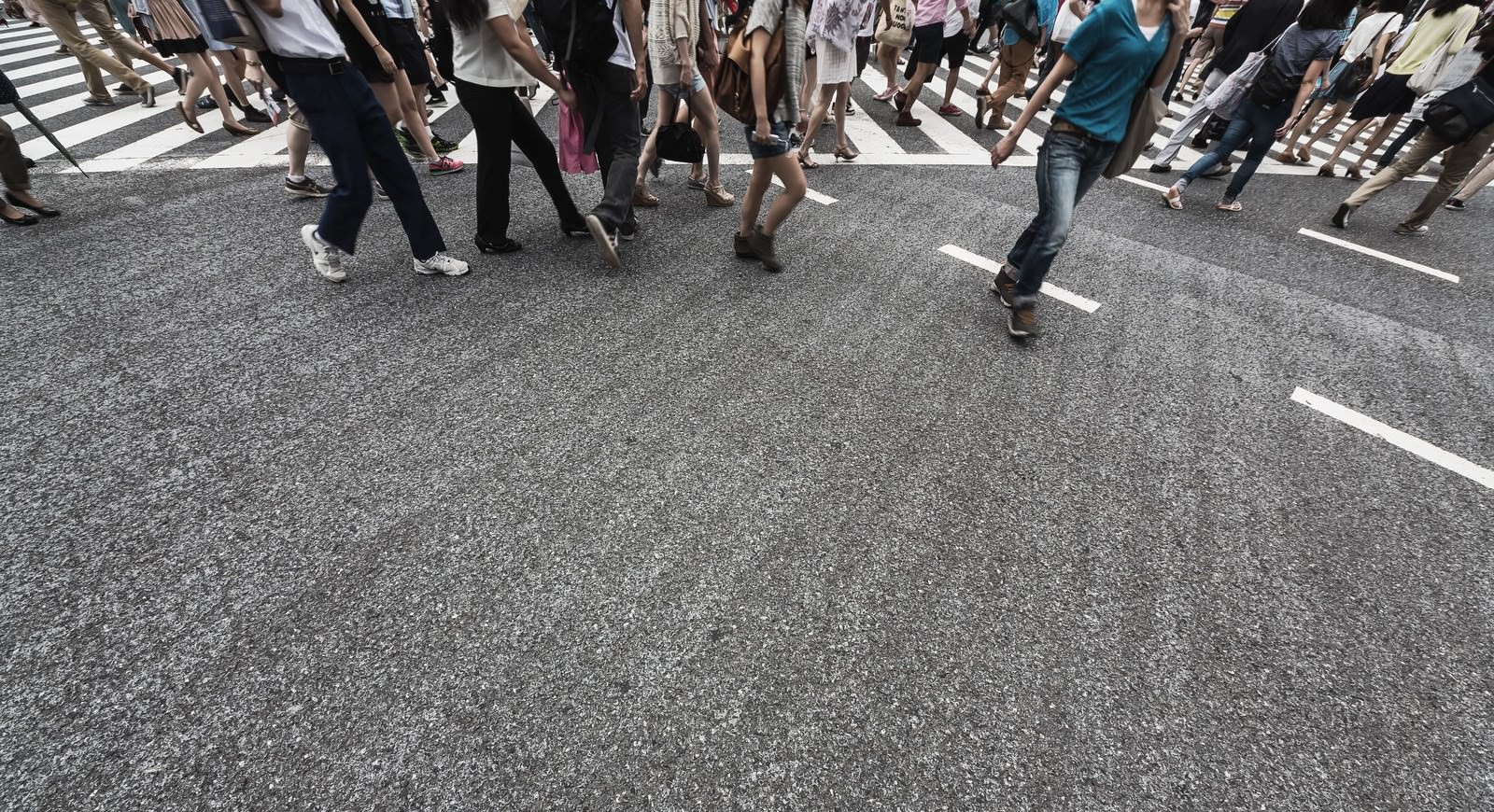 横断歩道を渡る歩行者の足元