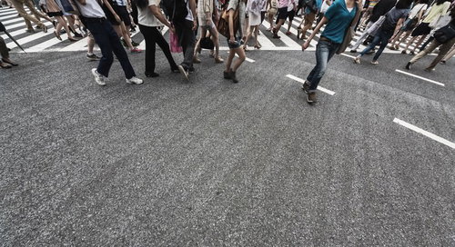 横断歩道を往来する人々の足元