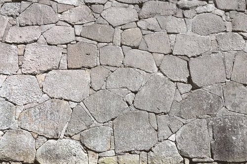 不規則な形の石が積み上がるお城の石垣のテクスチャー