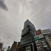 曇り空の下のヒカリエと渋谷の街並みの写真