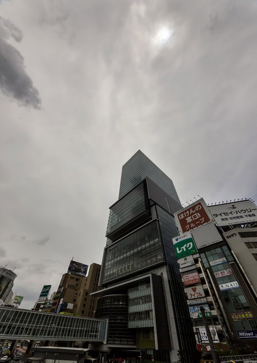 曇り空の下のヒカリエと渋谷の街並み