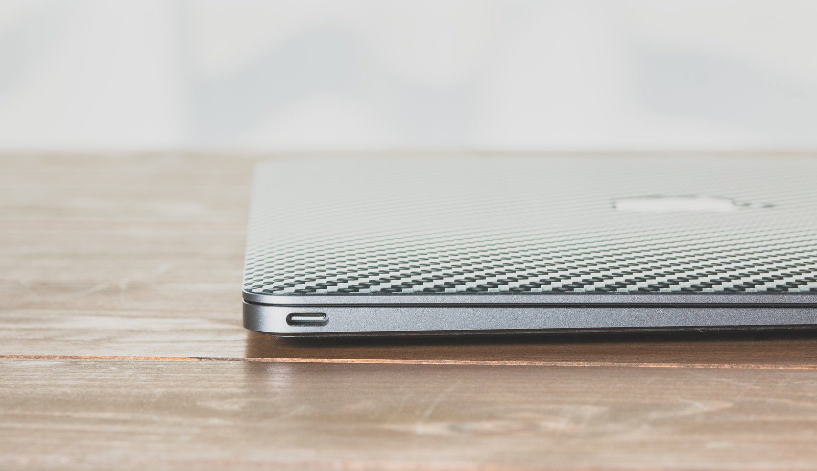 カーボン柄スキンのMacBook側面とUSB Type-Cポート