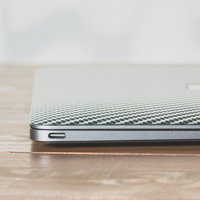 MacBookのUSB Type-Cポートとカーボン柄スキンの写真