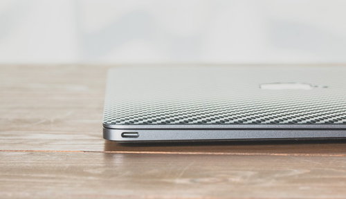 MacBookのUSB Type-Cポートとカーボン柄スキン