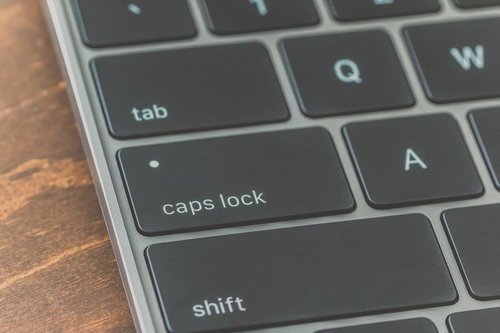 電車内に立つ乗客と座席に座る人々