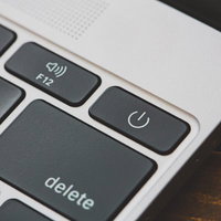 MacBookの電源ボタン（MBP・キーボード）の写真