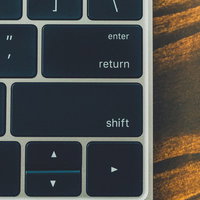 カーボンスキンを貼ったMacBookの側面の写真