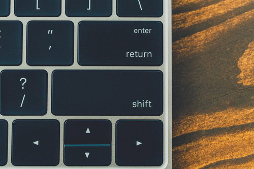 カーボンスキンを貼ったMacBookの側面