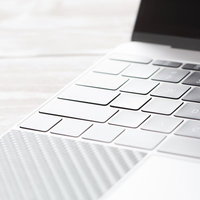 自然光の光とノートパソコンのキーボードの写真