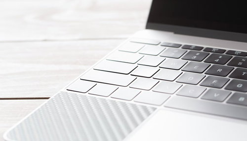 自然光の光とノートパソコンのキーボード