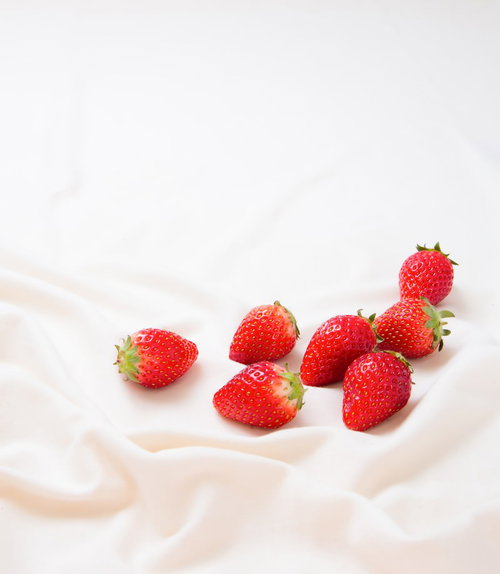白い布の上に並んだ赤いいちご