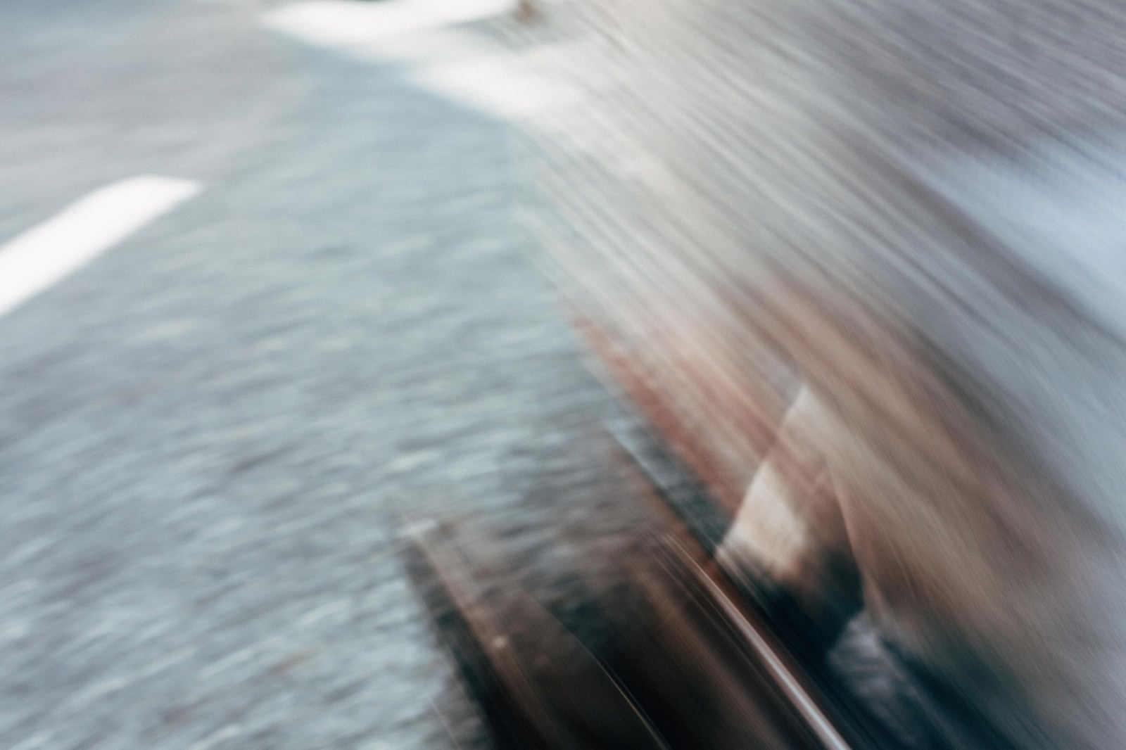 人混みの中を急いで移動する人物のモーションブラー写真
