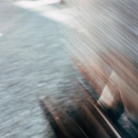 ものすごく急いだ人混みのダッシュ、行き交う人々の流れの写真