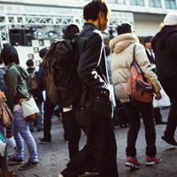 冬の人混みで行き交う人々、駅前広場の群衆の写真