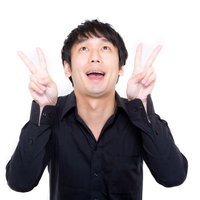 アヘ顔ダブルピースをする黒シャツの男性の写真