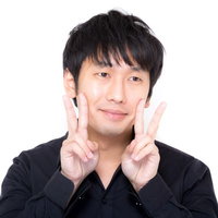 恥ずかしがり屋が両手でダブルピースをする男性のポートレートの写真