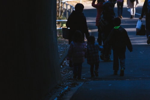 閉園時刻に帰路につく家族連れ