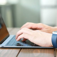 MacBookでタイピングする手元の写真
