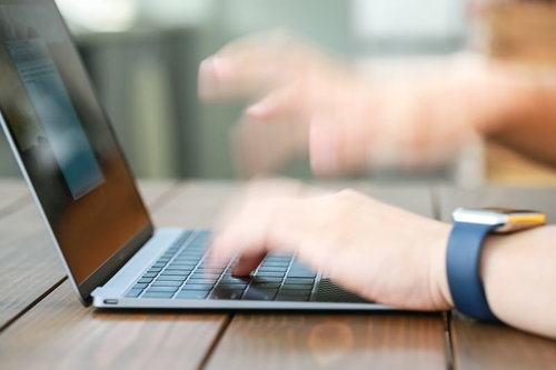 目にもとまらぬ速さでタイピング（秒間10文字）