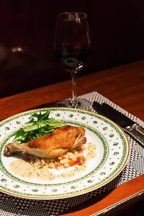 鶏もも肉のコンフィとワイングラス